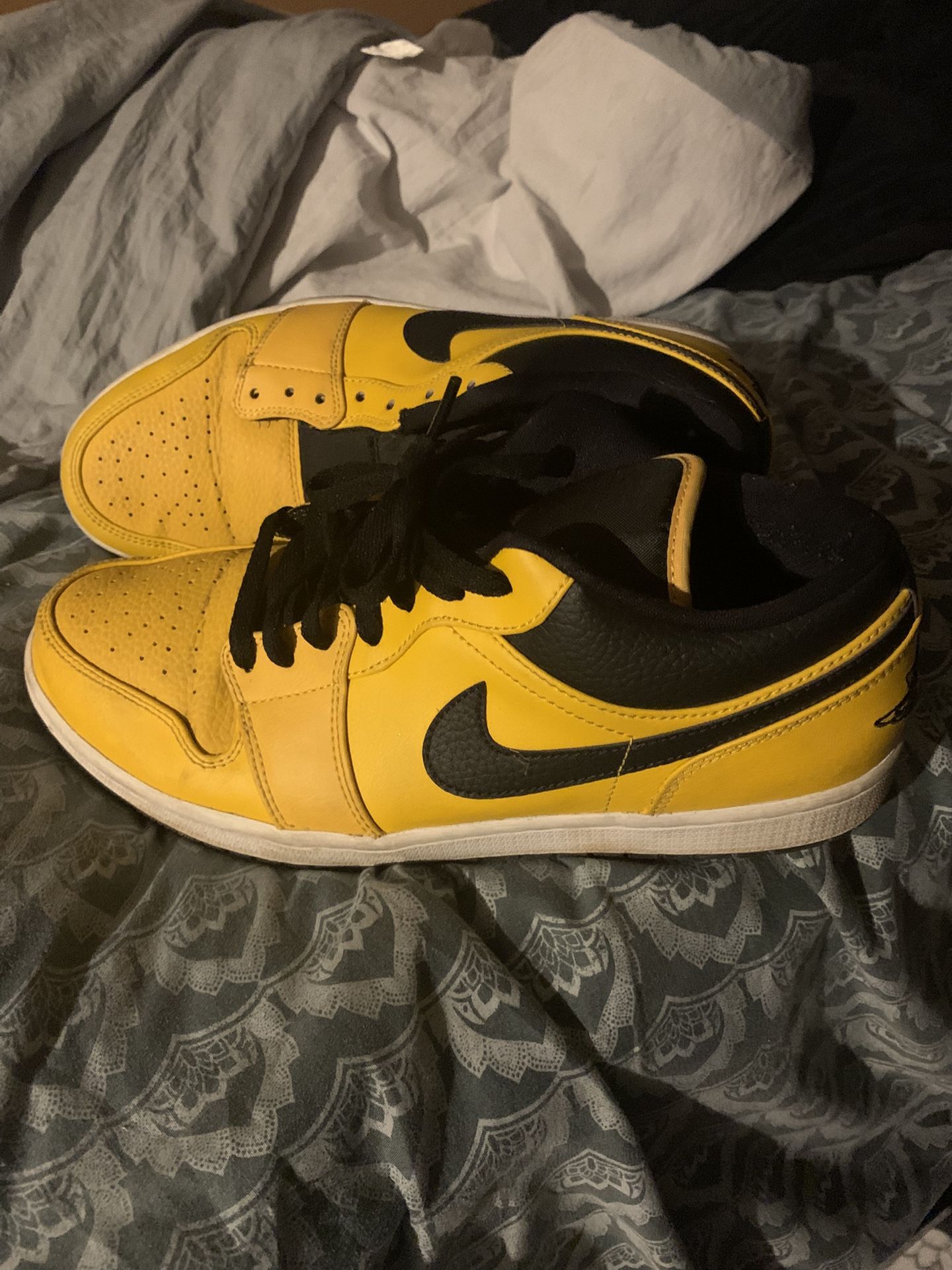 Nike Air Jordan 1 Low University Gold