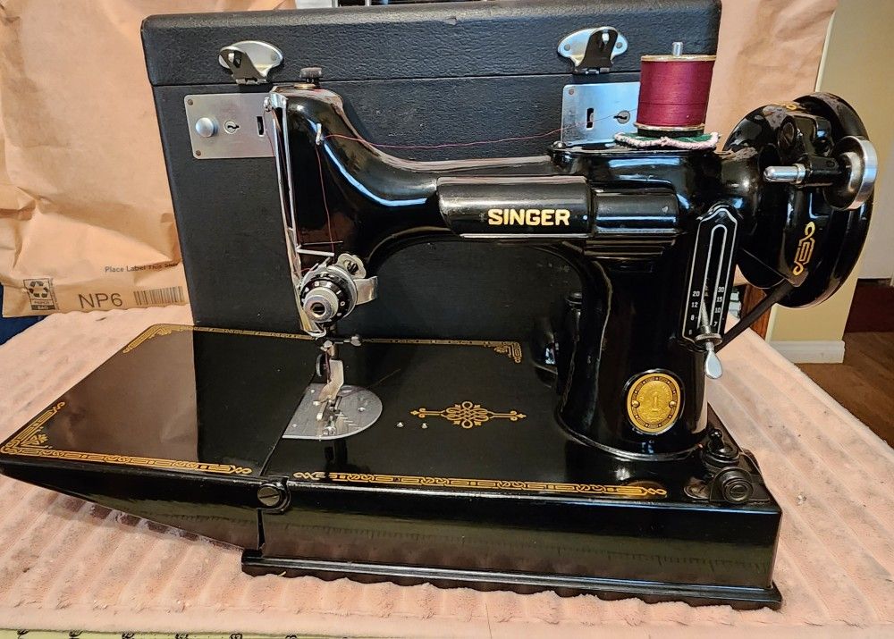 Singer Featherweight 221 Sewing Machine