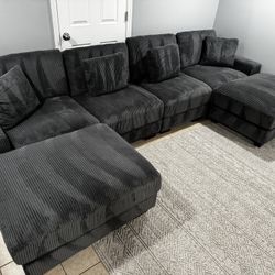 FREE DELIVERY AND INSTALLATION - 🚚 Brand New in Box 📦 Gray 6 Pieces Modular Sectional