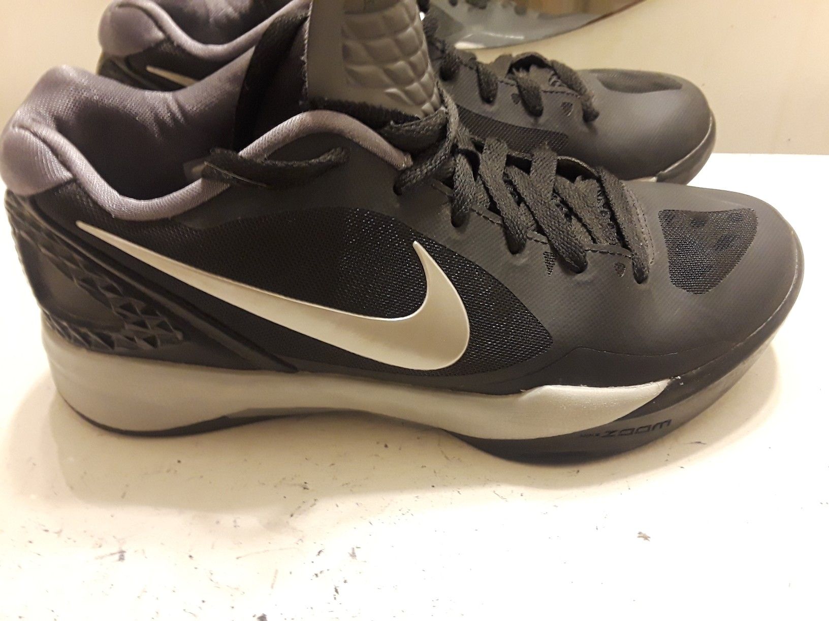 Boys Nike zoom flywire. Gently used. Good Condition. Size 7.5 black