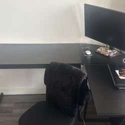 Gaming desk w/ monitor and chair!