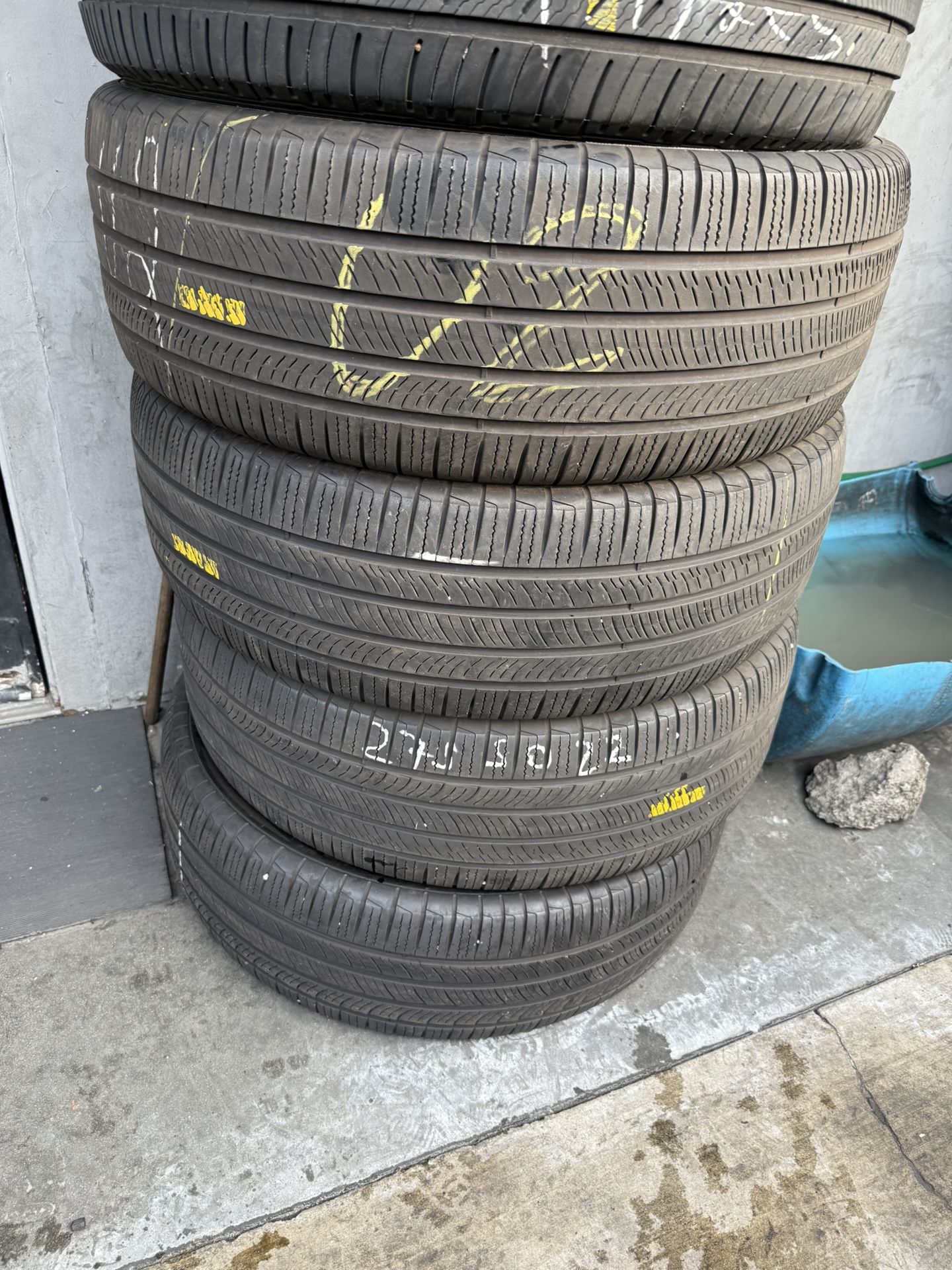 Vendo 275/50/R22 Pirelli Las 4 Llantas Por $175