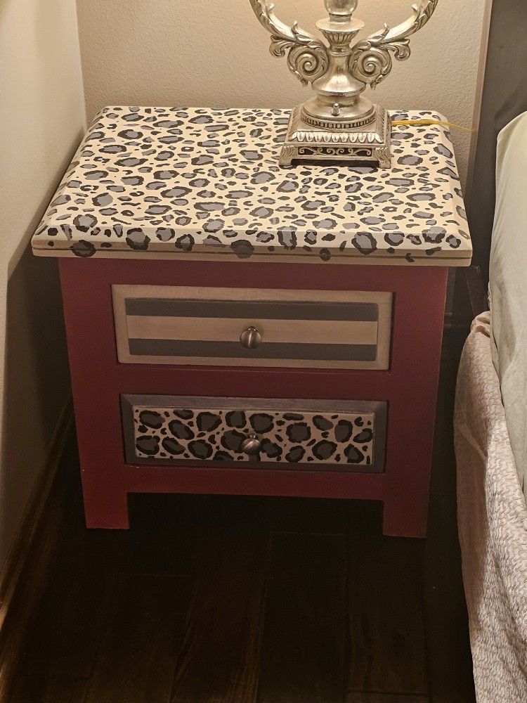 2 Nightstands