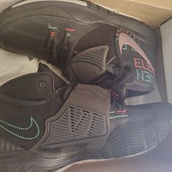 Nike Kyrie  Size 11
