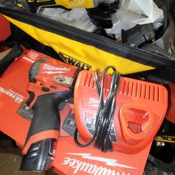 Milwaukee M12 Fuel 3/8" stubby use good. Batt&Charger Included. Precio Firme🛑