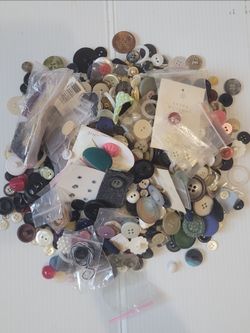 Vintage Lot 800+ (1.5Lb) Assorted Buttons for Crafts and Sewing Projects