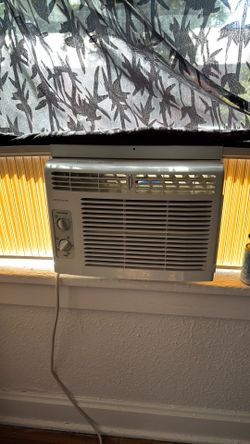 $200 brand new great for this hot weather Frigidaire cooling system $200 I can deliver if close by me.