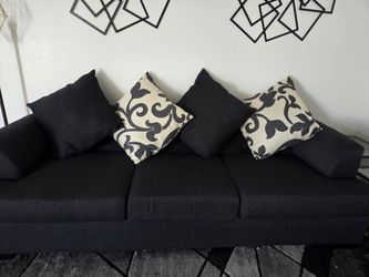 Black couch in great condition. No damage, no stains, and no issues. Clean and ready to use. Pickup only.