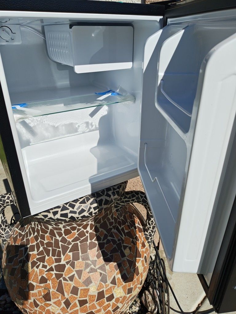 1.6 Mini Fridge 65 FIRM No Less See Pictures For Details Specs