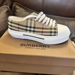 BURBERRY LOW TOP SNEAKER SIZE 40 