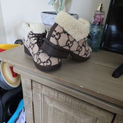 GUCCI KIDS BOOTS SIZE 33