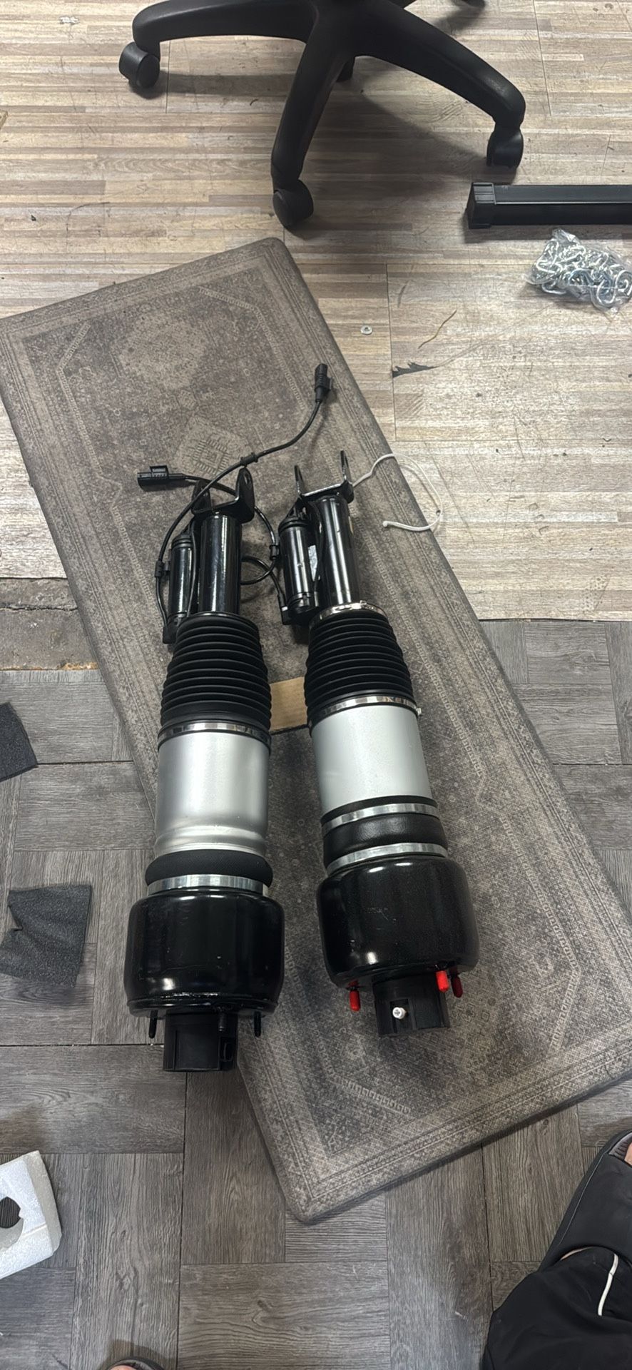 Pair New Front Left Right Air Shock Strut For Mercedes CLS E Class 211(contact info removed)60