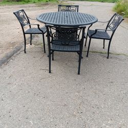 Cast Aluminum Patio Table And 4 Chairs 