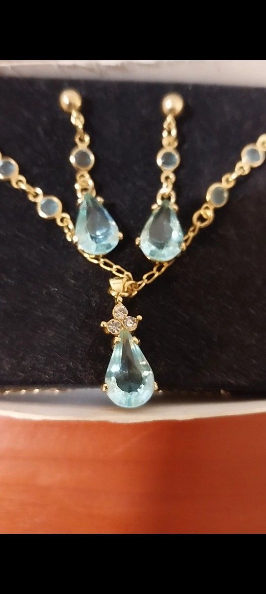 Vintage Avon Blue Rhinestone Stunning Necklace And Earrings