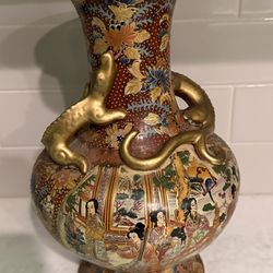 12” Japanese Vase Floral & Geisha Design W/ 2 Gold Lifelike Lizard Attached