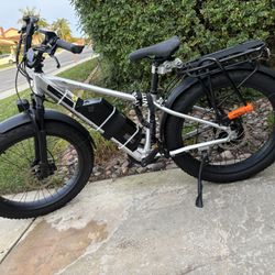 Juiced RipCurrent S, with charger, Kryptonite U-lock and surfboard rack included