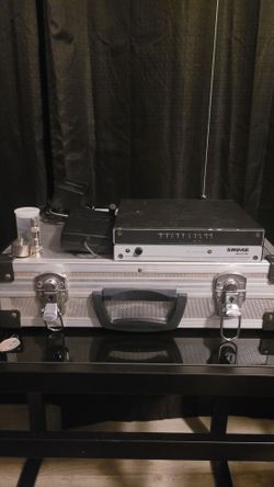 Shure WL83 Wireless Lavalier Mic System w/ Receiver, Bodypack & Metal Case