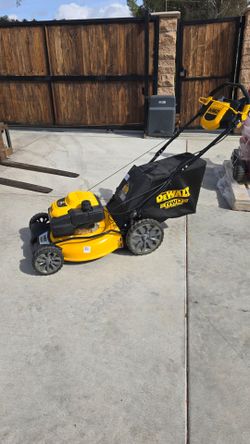 Dewalt 21-in 196cc e-gov engine 3-in-1 Gas rwd self propelled lawn mower
