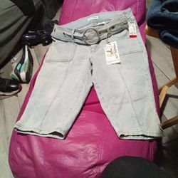 Hot Bottom Capris Size 16