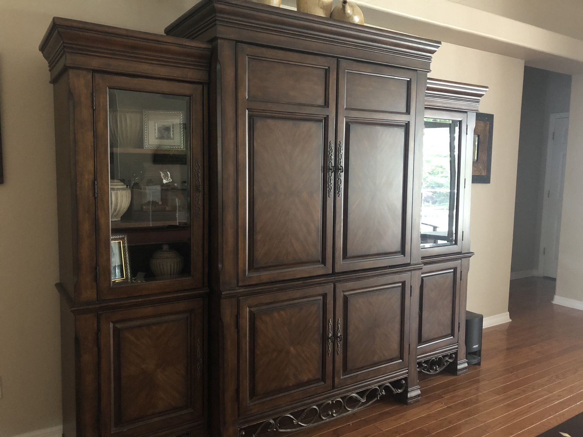 TV cabinet armoire for a “42 TV