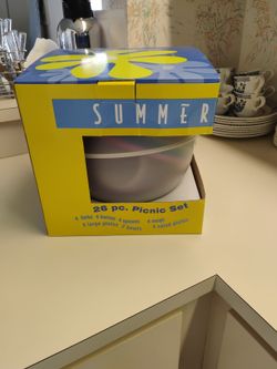 NEW PLASTIC DISH SET