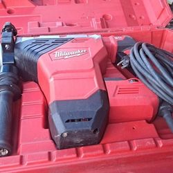 Slightly Used  Milwaukee 1-3/4" Sds- Max Rotary Hammer 5546-21 120V 15 Amp