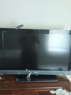 TV, Roku, and a Red Ottomon Setup
