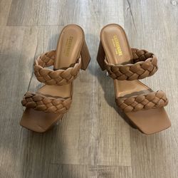 Women’s Cushionaire Beige Heels! Size 7.5