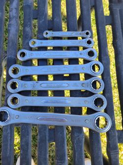 THIS IS 7 INDESTRO SELECT RATCHET WRENCHS 0704 5/8-11/16, 2.0705 5/8-3/4,0708 13/16-7/8 ,703 1/2-9/16,702 7/16-3/8, 701 5/16-1/4. Asking $60 