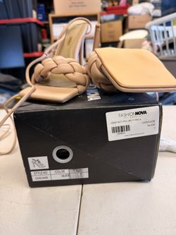 Woman’s Hills Size 7