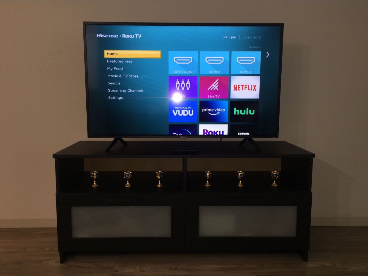 Smart TV 43” and Coffee Table