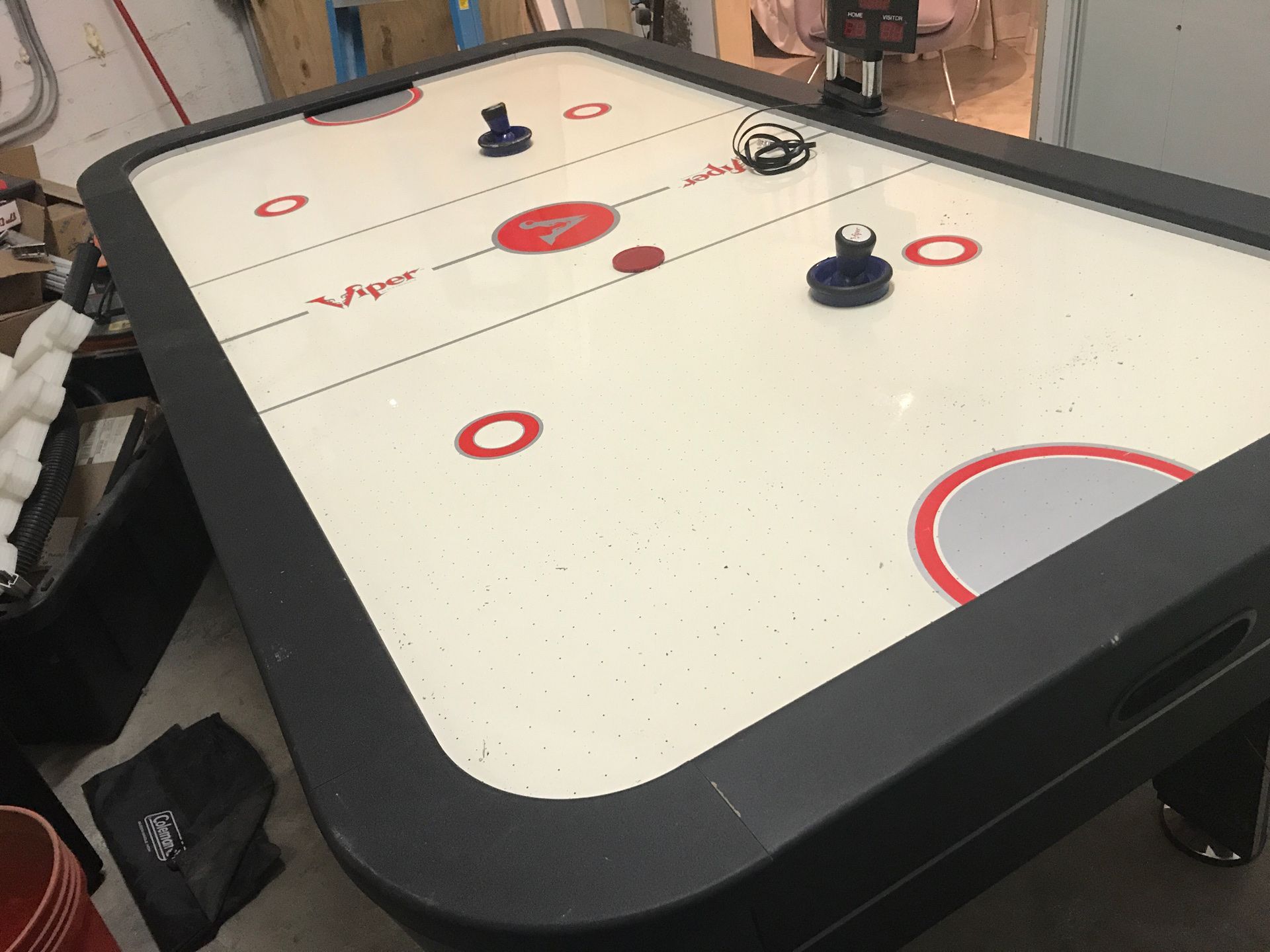 Air hockey table