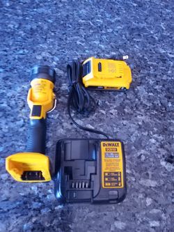 Linterna Dewalt DE 20 Voltios Nuevesita 8ncluye Cargador Y Bateria