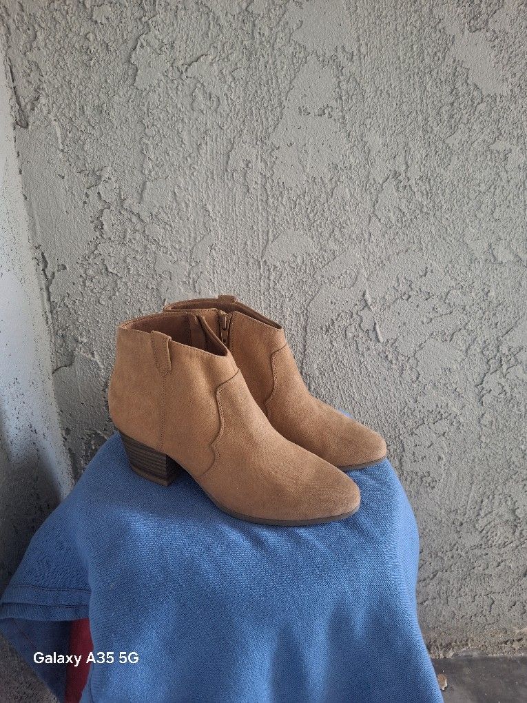 1 PAIR OF BOOTS FOR Women