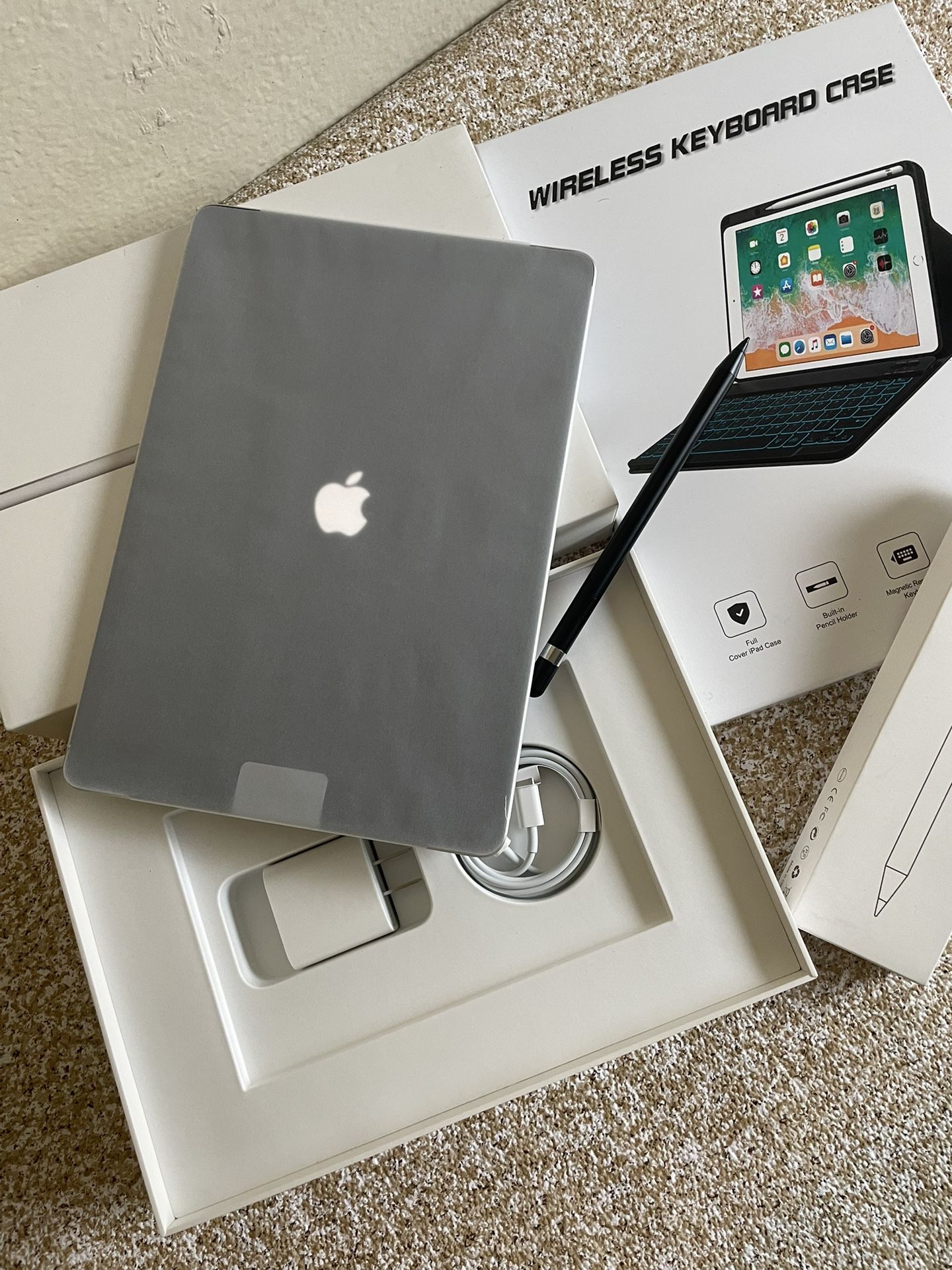 iPad 9th Generation New Open Box with Keyboard and Pencil 