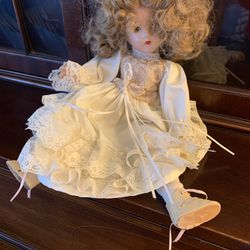 Antique Doll by Suzanne Effanbee in Very Good Condition. Made in the USA. 