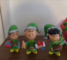 5 Peanuts Holiday Christmas figures.