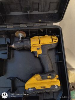 Old style dewalt drill w / batt