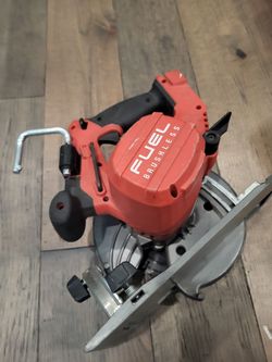 Milwaukee (LEFT HAND) M18  7-1/4 in. Circular Saw