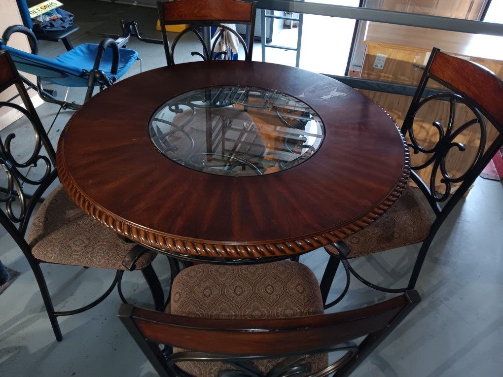 DINING ROOM TABLE.