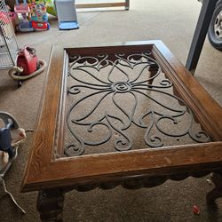 Mesa de centro bien pesada, con vidrio. ARLINGTON 