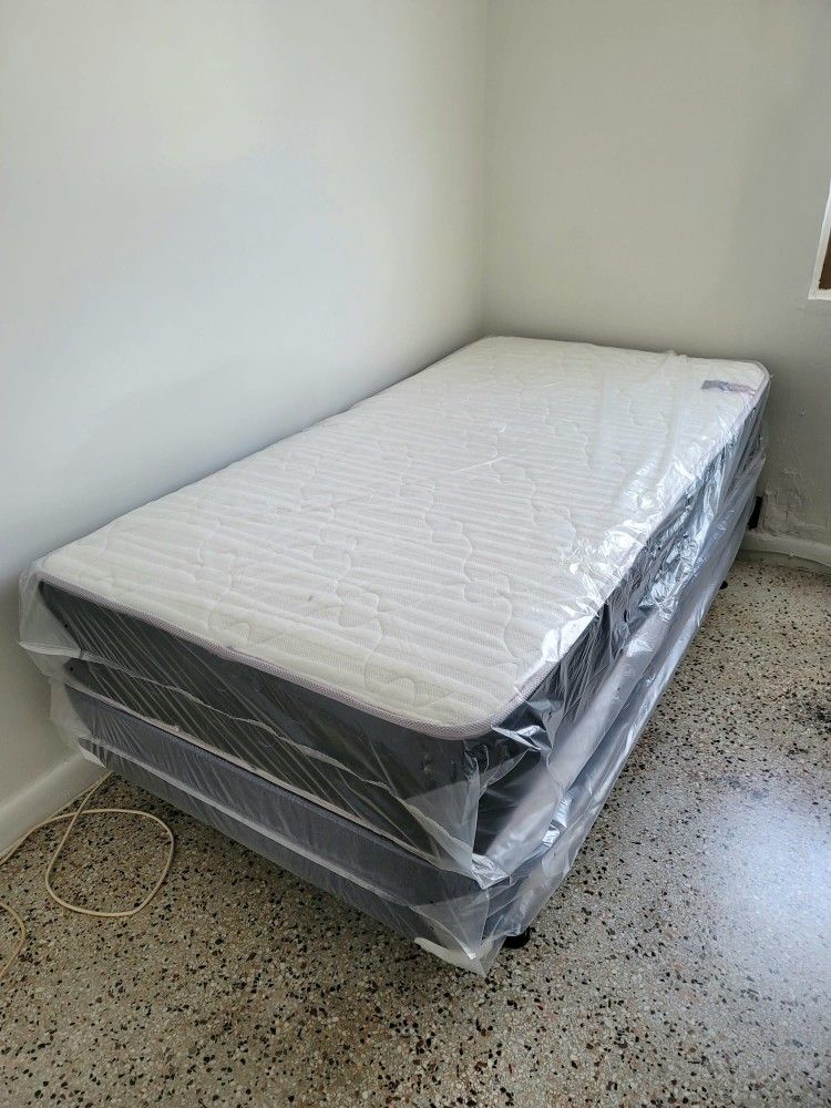 NEW Twin MATTRESS and BOX SPRING. Bed frame not included👍