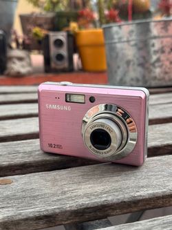 Vintage Samsung Y2K digicam - pink