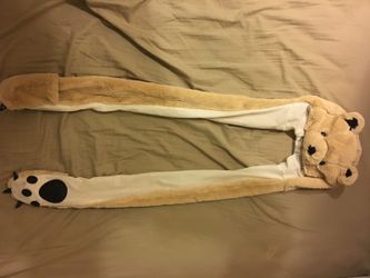 Bear hat with hand claws