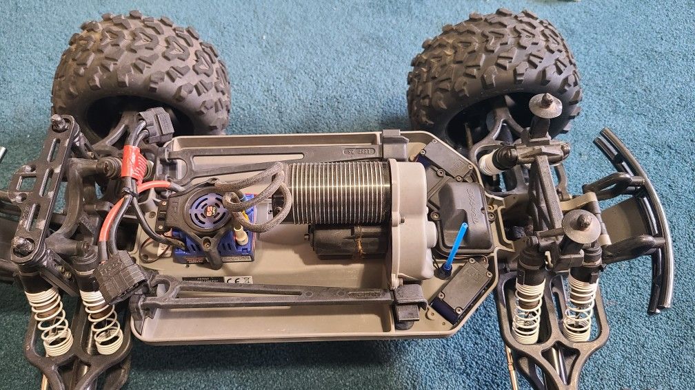 traxxas emaxx brushless 6s with batteries