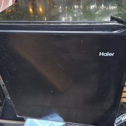 Haier Mini Countertop Refrigerator