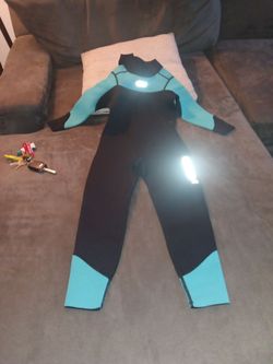 Kids size 6 full wetsuit in new condition