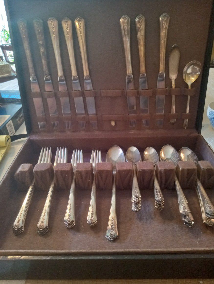 Vintage Homes In Edwards Inlaid Flatware Set 52 Pieces