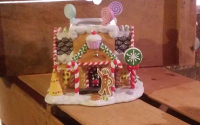 The gingerbread cottage candle holder partylite deco.
