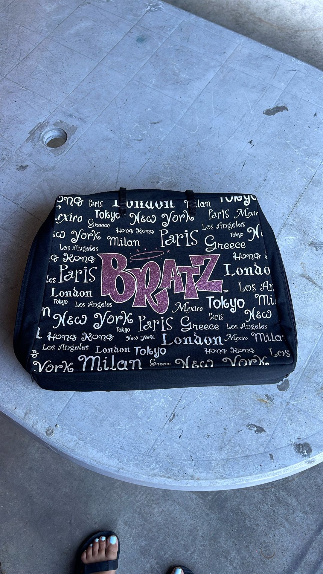 BRATZ carry on to carry your dolls and clothing, shoes, accessories 